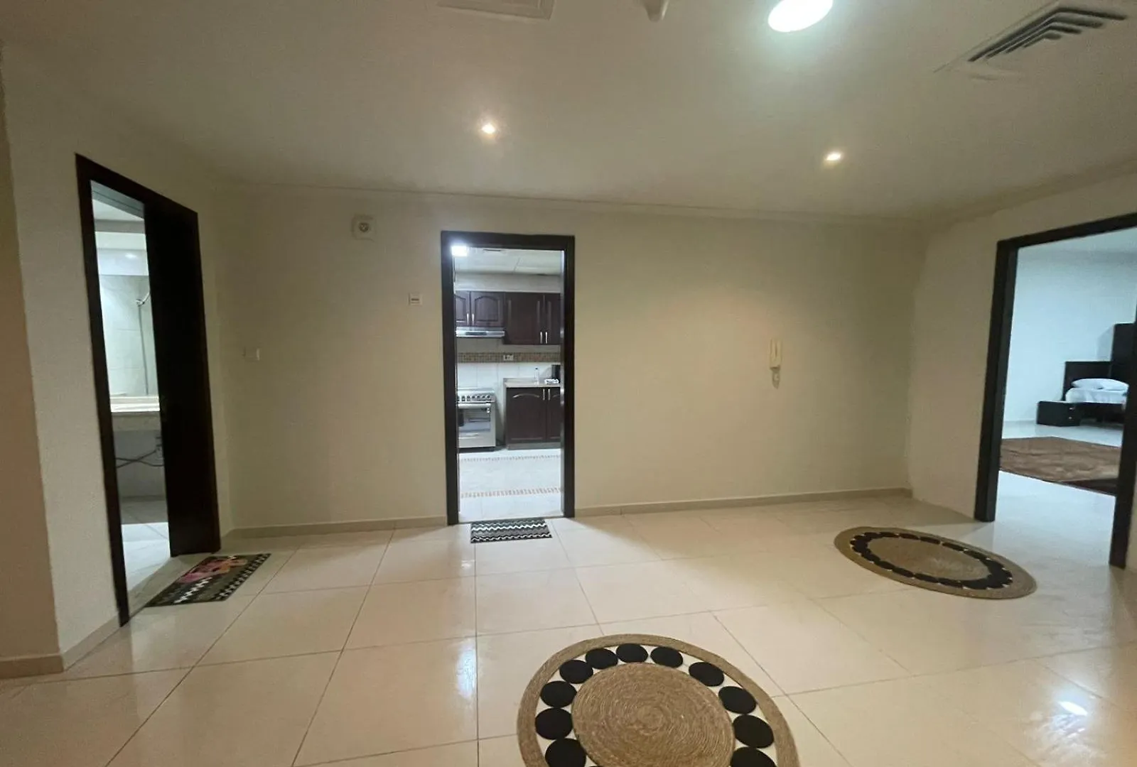 Apartment Near The Beach In Khalidiya New Location Emirati Arabi Uniti